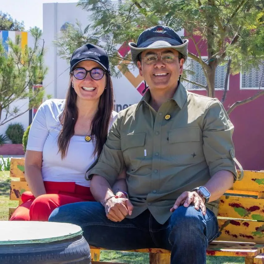 Lalo Medécigo y Samantha Esparza durante una actividad comunitaria