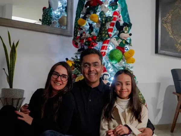 Lalo Medécigo acompañado de su familia