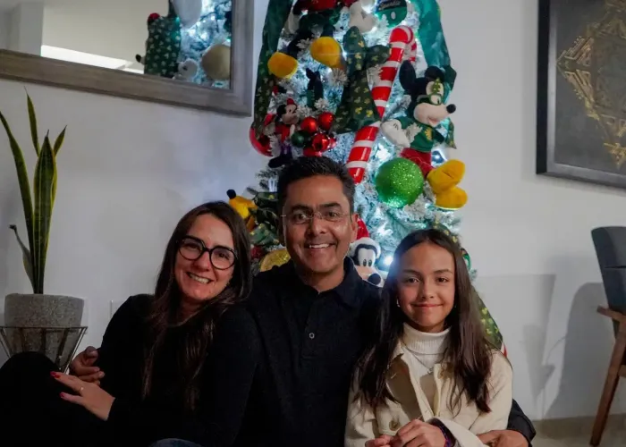 Lalo Medécigo acompañado de su familia