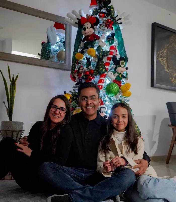 Lalo Medécigo acompañado de su familia