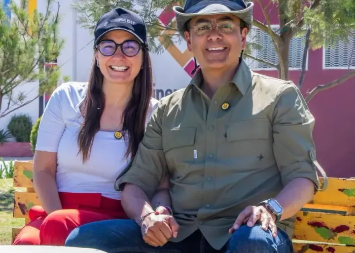 Lalo Medécigo y Samantha Esparza en una actividad comunitaria