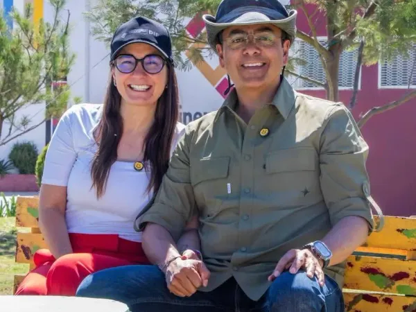 Lalo Medécigo y Samantha Esparza en una actividad comunitaria