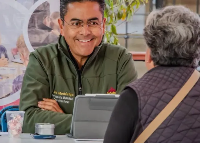 Lalo Medécigo conversando con habitantes de Mineral de la Reforma