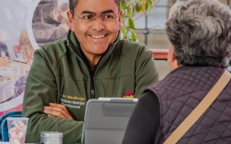 Lalo Medécigo conversando con habitantes de Mineral de la Reforma